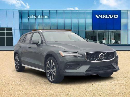 Forest Green 2026 Volvo V60 Cross Country B5 Ultra