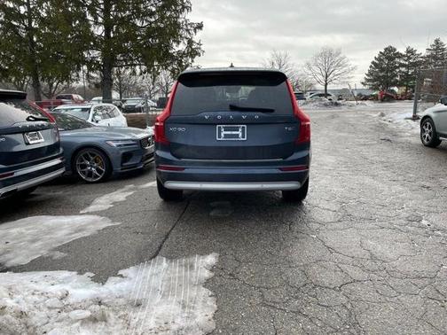 2022 Volvo XC90 T6 Momentum 7 Passenger