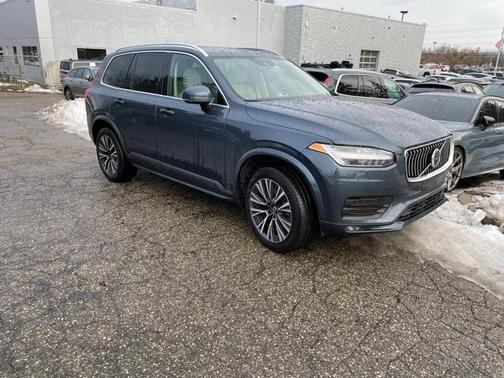 2022 Volvo XC90 T6 Momentum 7 Passenger