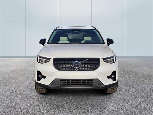2023 Volvo XC40 B5 Plus Dark Theme