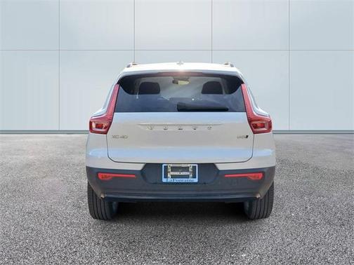 2023 Volvo XC40 B5 Plus Dark Theme