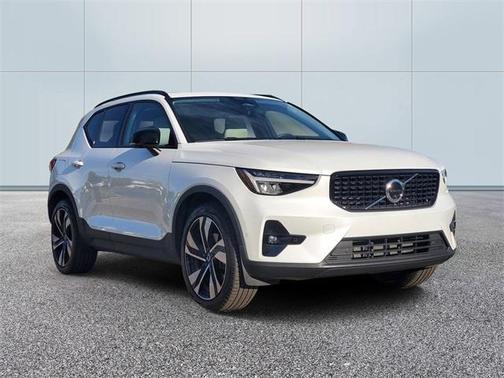 2023 Volvo XC40 B5 Plus Dark Theme