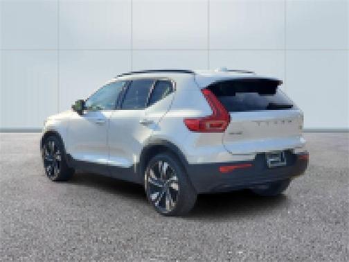 2023 Volvo XC40 B5 Plus Dark Theme