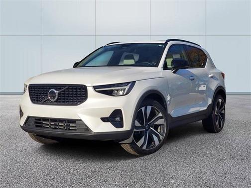 2023 Volvo XC40 B5 Plus Dark Theme