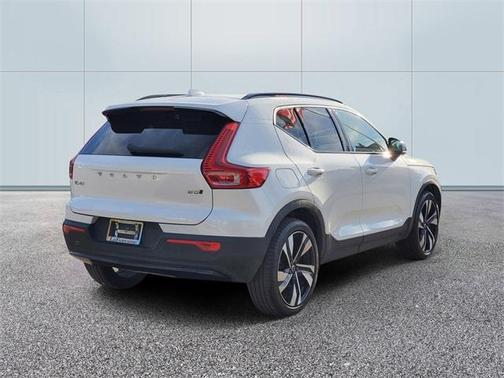 2023 Volvo XC40 B5 Plus Dark Theme