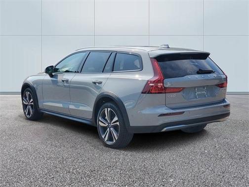 2025 Volvo V60 Cross Country B5 Plus