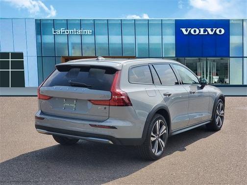 2025 Volvo V60 Cross Country B5 Plus