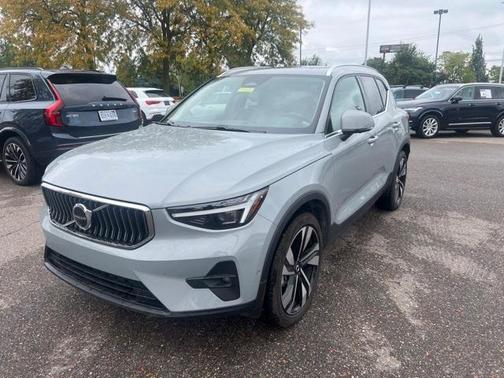 2025 Volvo XC40 B5 Plus Bright Theme