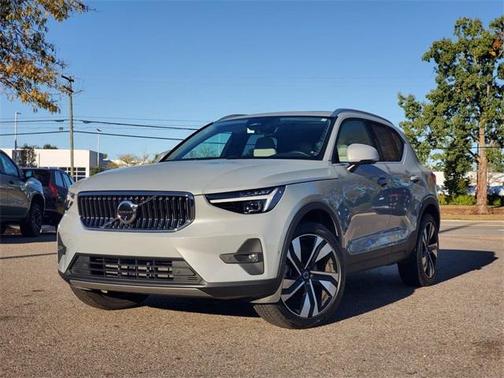2025 Volvo XC40 B5 Plus Bright Theme
