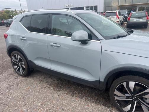 2025 Volvo XC40 B5 Plus Bright Theme