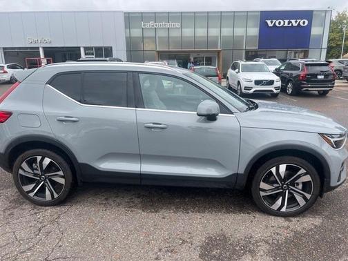 2025 Volvo XC40 B5 Plus Bright Theme