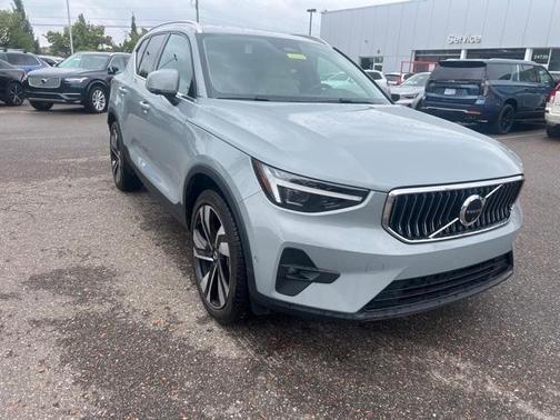 2025 Volvo XC40 B5 Plus Bright Theme