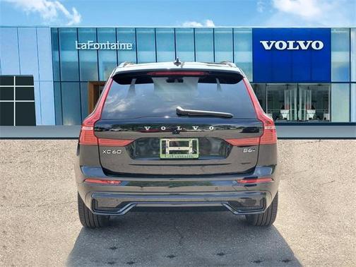 2022 Volvo XC60 B6 R-Design