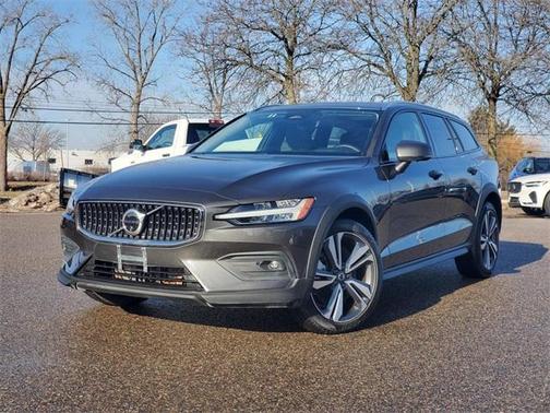 2025 Volvo V60 Cross Country B5 Plus