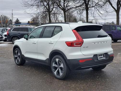 2025 Volvo XC40 B5 Plus Dark Theme