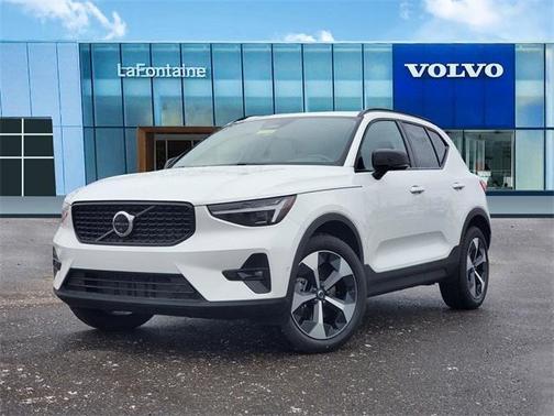 2025 Volvo XC40 B5 Plus Dark Theme