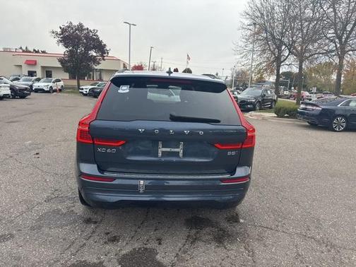 2022 Volvo XC60 B5 Momentum