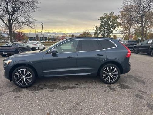 2022 Volvo XC60 B5 Momentum