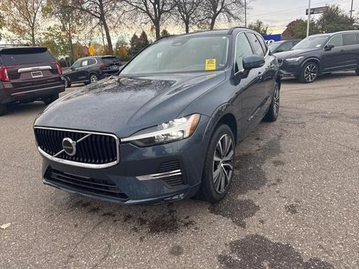 2022 Volvo XC60 B5 Momentum