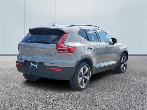 2026 Volvo XC40 B5 Plus