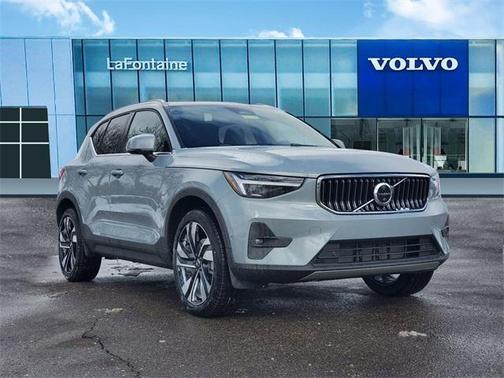 2025 Volvo XC40 B5 Ultra Bright Theme