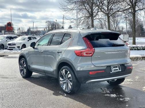 2025 Volvo XC40 B5 Ultra Bright Theme