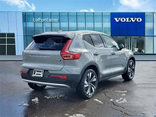 2025 Volvo XC40 B5 Ultra Bright Theme