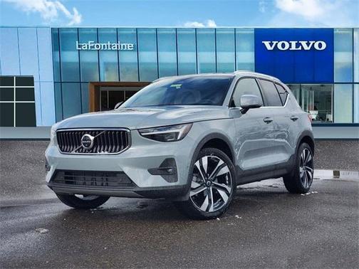 2025 Volvo XC40 B5 Ultra Bright Theme