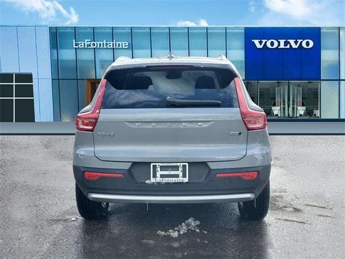 2025 Volvo XC40 B5 Ultra Bright Theme