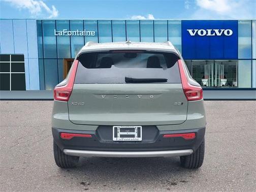 2025 Volvo XC40 B5 Core Bright Theme