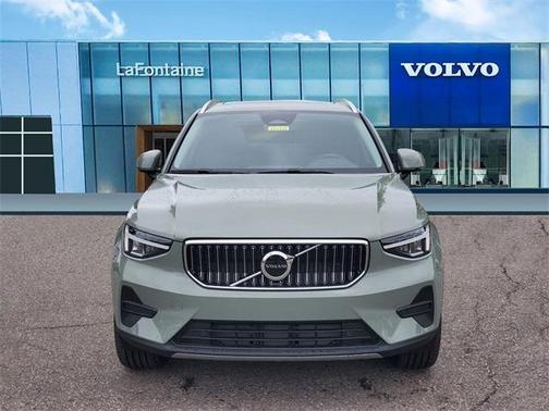 2025 Volvo XC40 B5 Core Bright Theme
