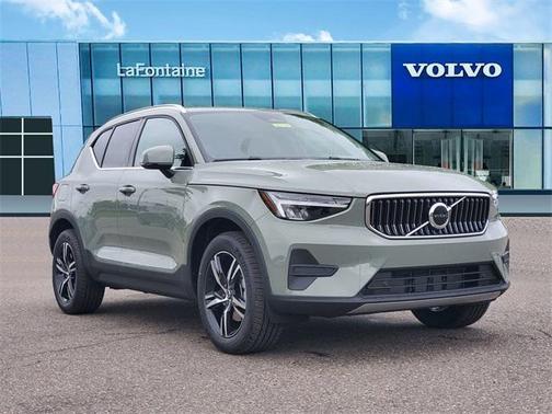 2025 Volvo XC40 B5 Core Bright Theme