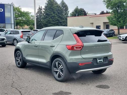 2025 Volvo XC40 B5 Core Bright Theme