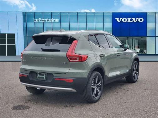 2025 Volvo XC40 B5 Core Bright Theme