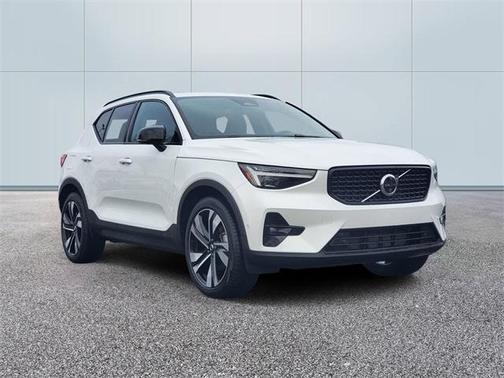2025 Volvo XC40 B5 Plus Dark Theme