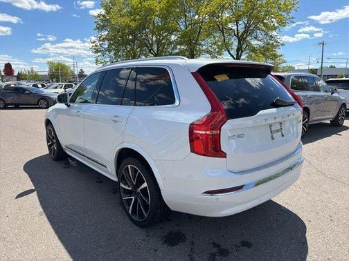 Crystal White 2023 Volvo XC90 B6 Plus 7-Seater