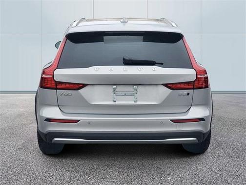 2025 Volvo V60 Cross Country B5 Plus