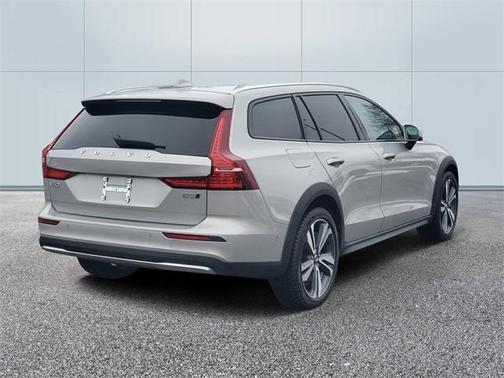 2025 Volvo V60 Cross Country B5 Plus