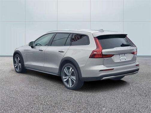 2025 Volvo V60 Cross Country B5 Plus