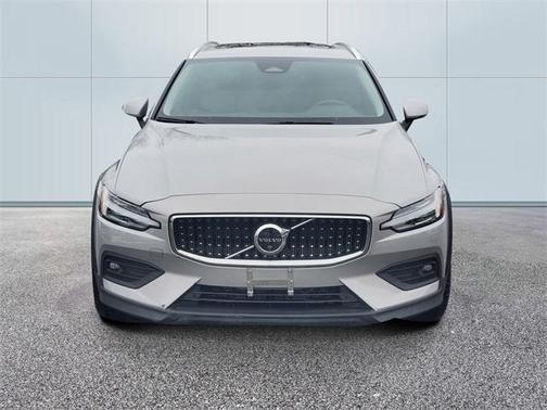 2025 Volvo V60 Cross Country B5 Plus