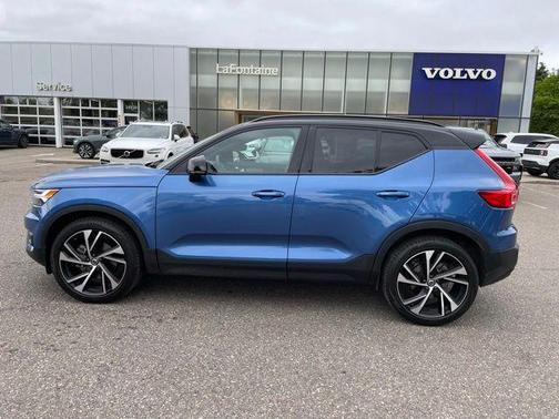 Bursting Blue Metallic 2021 Volvo XC40 T5 R-Design