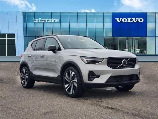 2025 Volvo XC40 B5 Ultra Dark Theme