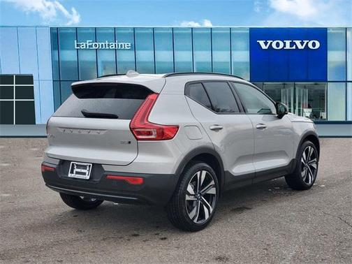 2025 Volvo XC40 B5 Ultra Dark Theme