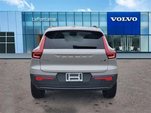 2025 Volvo XC40 B5 Ultra Dark Theme