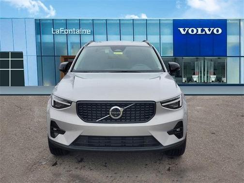 2025 Volvo XC40 B5 Ultra Dark Theme