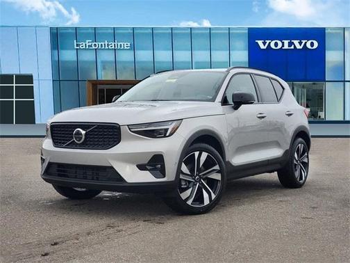 2025 Volvo XC40 B5 Ultra Dark Theme