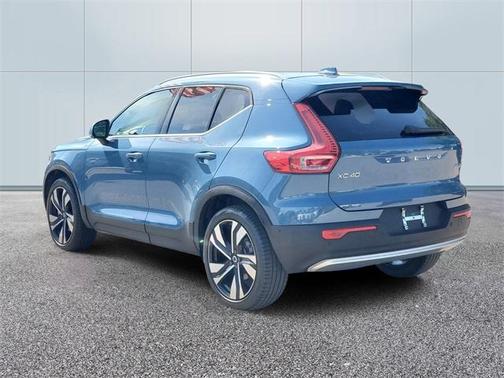 2023 Volvo XC40 B5 Ultimate Bright Theme