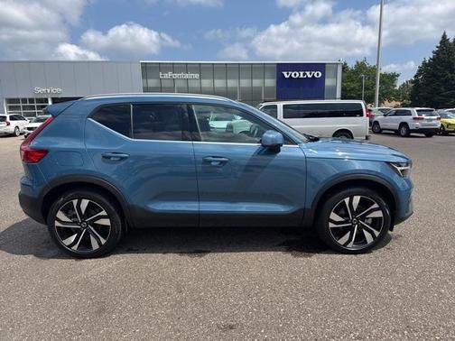 2023 Volvo XC40 B5 Ultimate Bright Theme