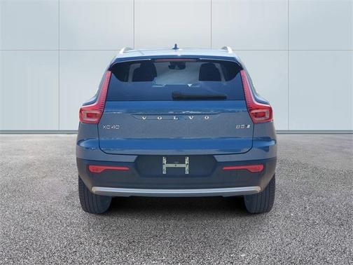 2023 Volvo XC40 B5 Ultimate Bright Theme