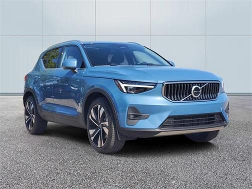 2023 Volvo XC40 B5 Ultimate Bright Theme